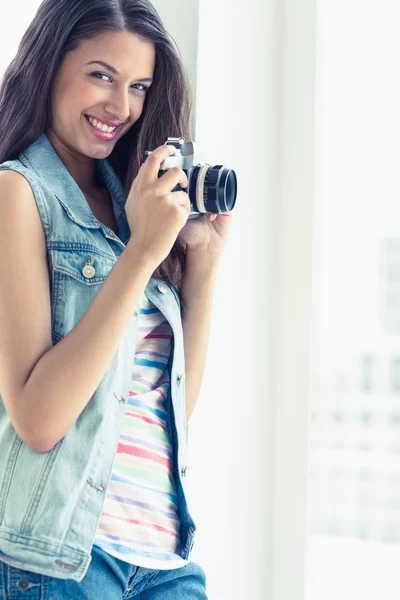 Stilvolle Frau beim Fotografieren — Stockfoto