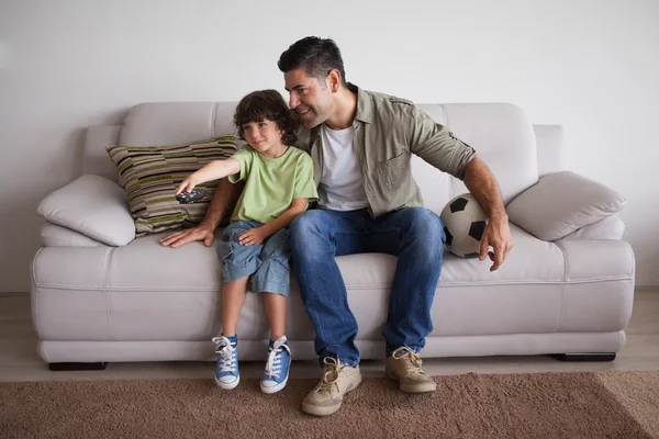 Padre e hijo con fútbol viendo la televisión — Foto de Stock