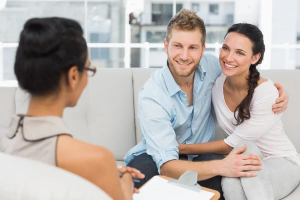Smiling couple reconciling at therapy session — Stock Photo, Image