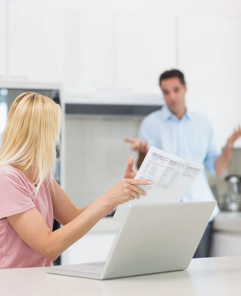 Pareja con portátil y factura — Foto de Stock