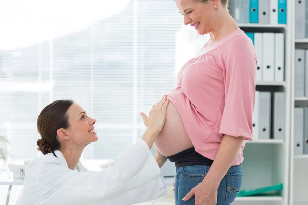 Doctor examining expectant woman — Stock Photo, Image