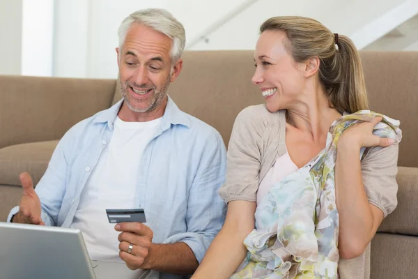 Casal feliz compras on-line no sofá — Fotografia de Stock