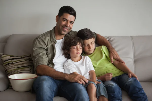 Padre e hijos viendo la televisión — Foto de Stock