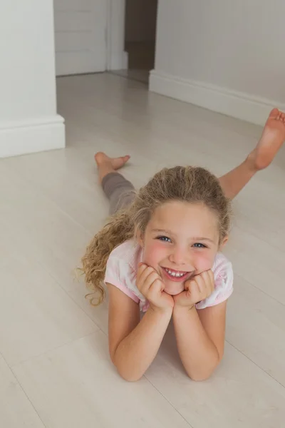 Lachende meisje liggend op de vloer — Stockfoto