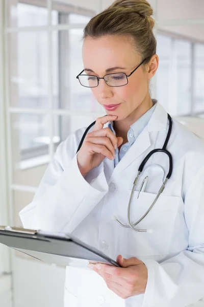 Schöne Ärztin mit Klemmbrett im Krankenhaus — Stockfoto