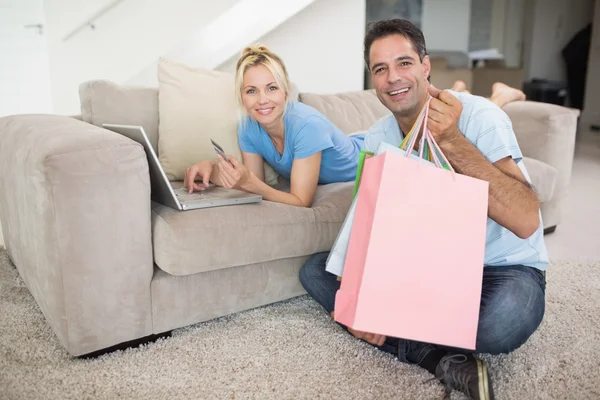 Paar doen online winkelen thuis — Stockfoto