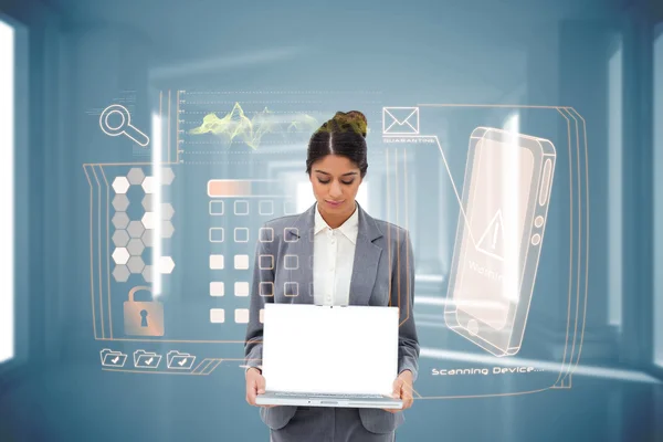 Femme d'affaires montrant ordinateur portable avec interface — Photo