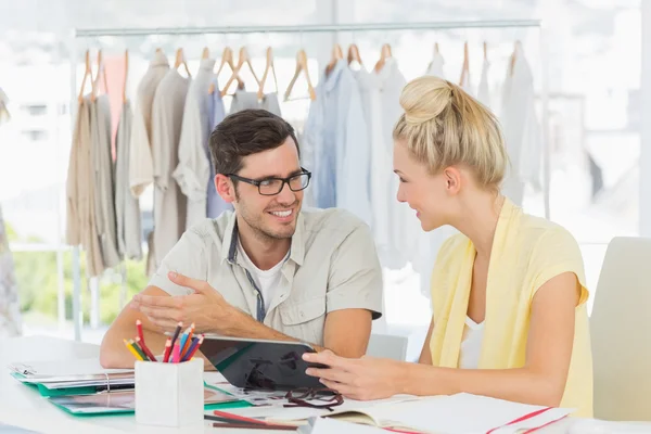 Modeschöpfer diskutieren Entwürfe — Stockfoto