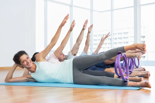 Klass stretching ben och händer i rad på yogaklass — Stockfoto