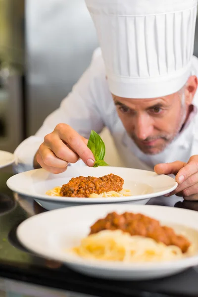 Chef masculino guarnição de alimentos na cozinha — Fotografia de Stock