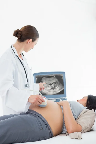 Médecin effectuant une échographie sur la femme enceinte — Photo