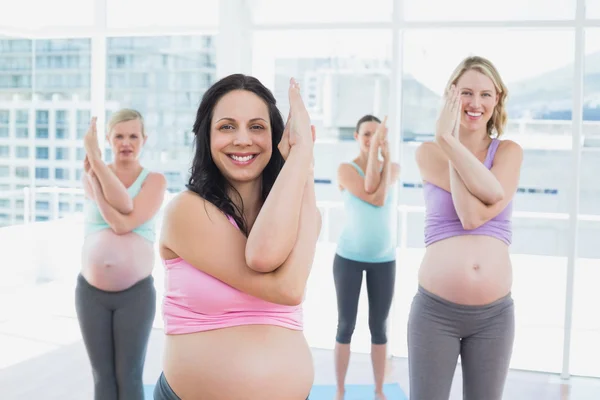 Yoga sınıfındaki hamile kadınlar. — Stok fotoğraf