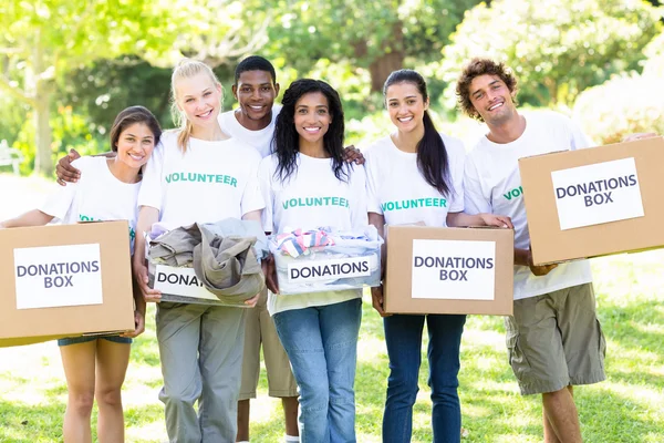 Freiwillige tragen Spendenboxen — Stockfoto