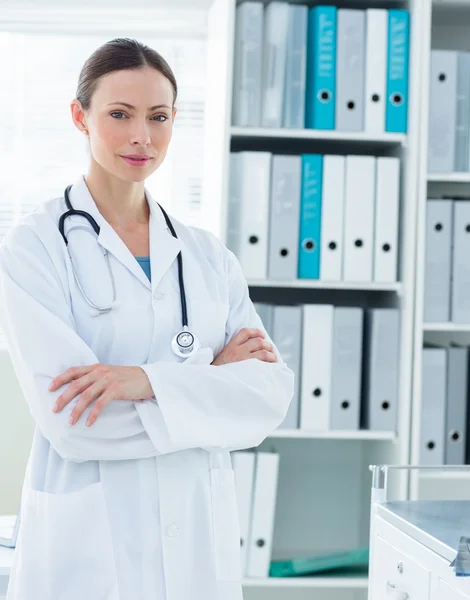 Doctor standing arms crossed — Stock Photo, Image