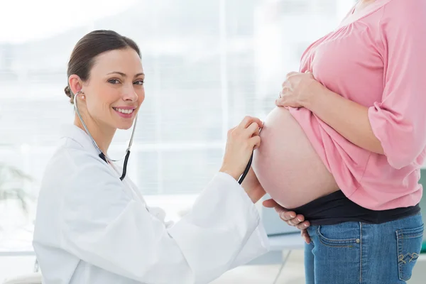 Doktor hamile kadını muayene ediyor. — Stok fotoğraf