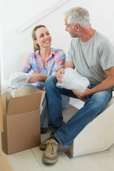 Casal feliz desembalagem caixas de papelão em movimento — Fotografia de Stock