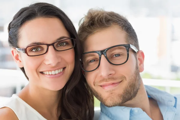 Atractivos jóvenes diseñadores sonriendo — Foto de Stock