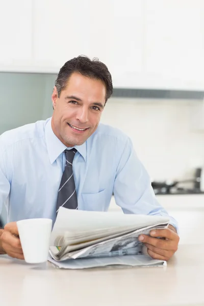 Homme avec tasse à café et journal — Photo