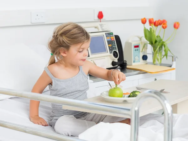 Девочка ест здоровую пищу в больнице — стоковое фото