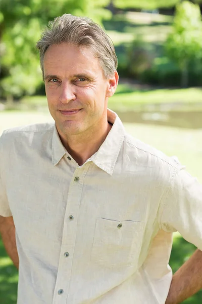 Selbstbewusster Mann steht im Park — Stockfoto