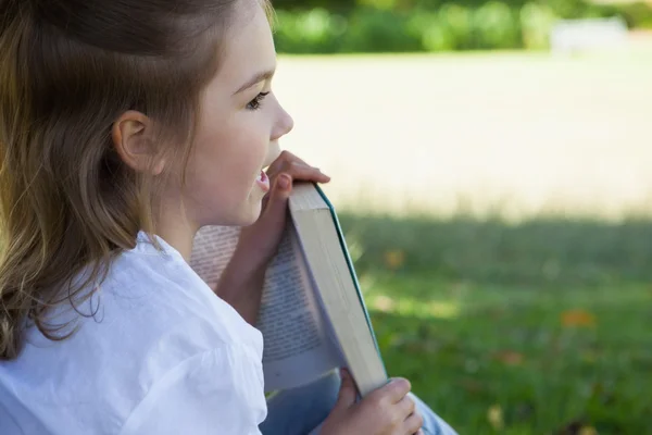 Fille lecture livre dans le parc — Photo