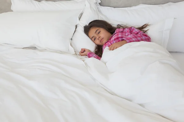 Flicka sova i sängen hemma — Stockfoto
