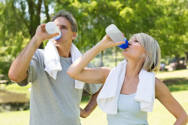 Paar trinkt Wasser nach dem Training — Stockfoto