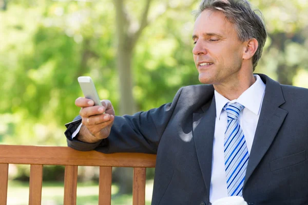 Homem de negócios usando smartphone — Fotografia de Stock