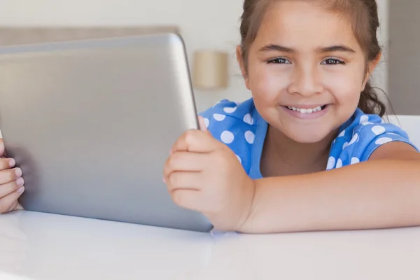 Fille en utilisant une tablette numérique — Photo