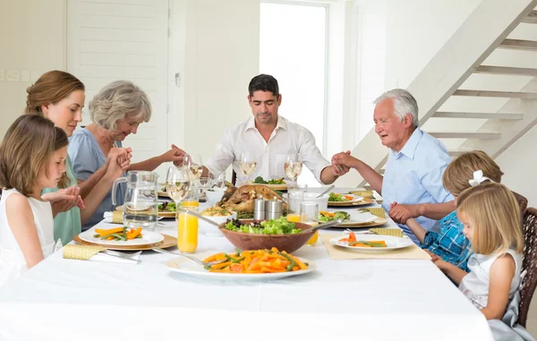 Famille priant ensemble avant le repas — Photo