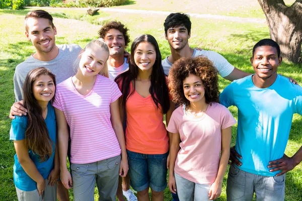 Felice studenti universitari — Foto Stock