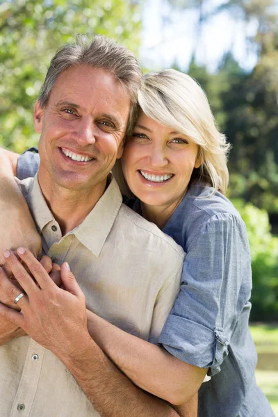 Couple embracing in park — Stock Photo, Image