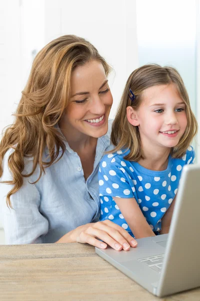 Mère et fille utilisant un ordinateur portable — Photo