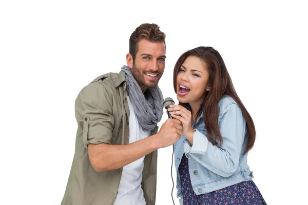 Couple singing into microphone — Stock Photo, Image