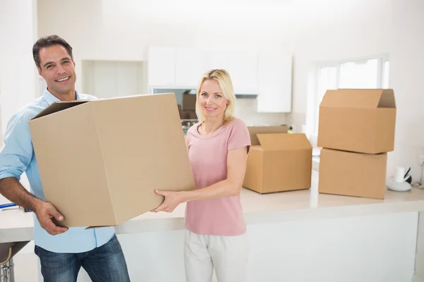 Coppia che si trasferisce insieme in una nuova casa — Foto Stock