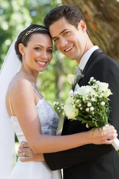 Newly wed couple in garden — Stock Photo, Image