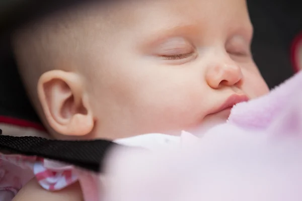 Cute del bambino a letto con gli occhi chiusi — Stok fotoğraf