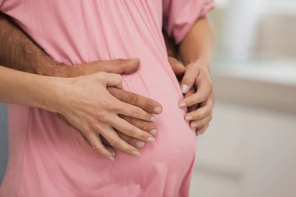 Aanstaande ouders omarmen — Stockfoto