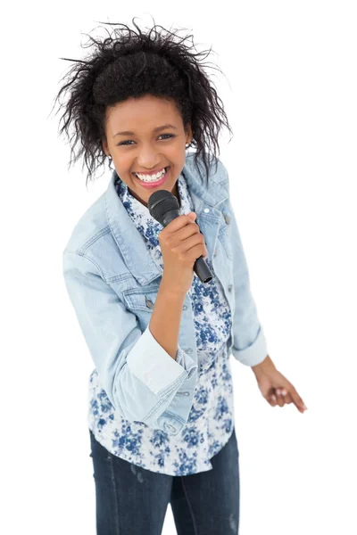 Mujer cantando en un micrófono — Foto de Stock