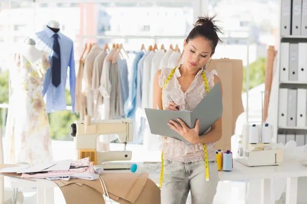 Diseñador de moda trabajando en vestido — Foto de Stock