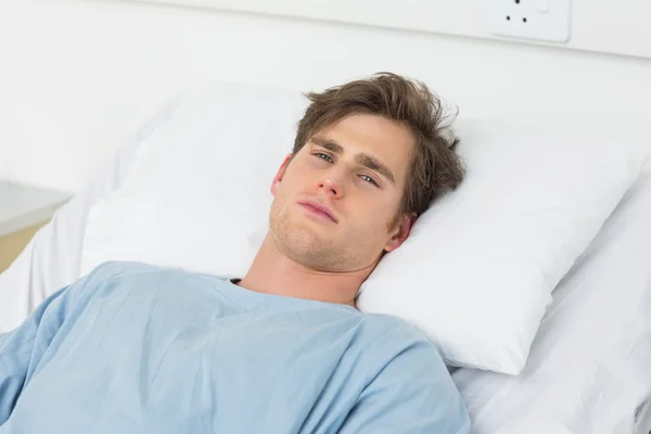 Paciente deitado na cama do hospital — Fotografia de Stock