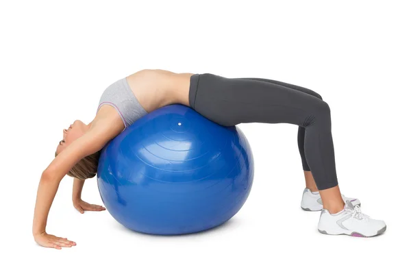 Passar ung kvinna stretching på fitness boll — Stockfoto