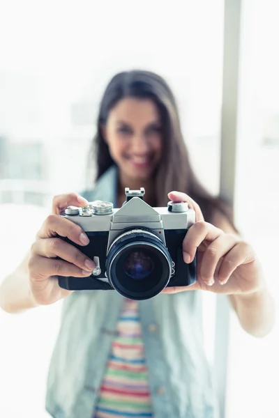 Mujer tomando una foto en la cámara — Foto de Stock