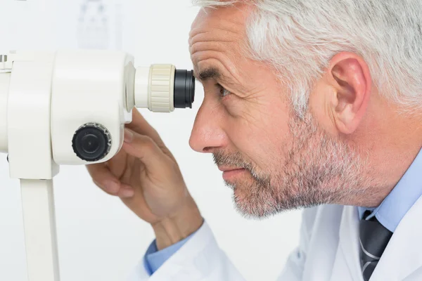 Close-up side view of a senior optician — Stock Photo, Image