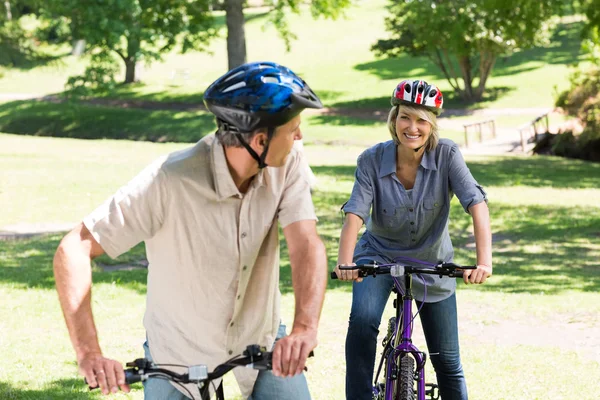 Paar fietsen in park — Stockfoto