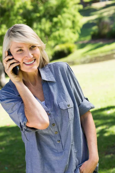 Kobieta rozmawiająca przez telefon komórkowy — Zdjęcie stockowe