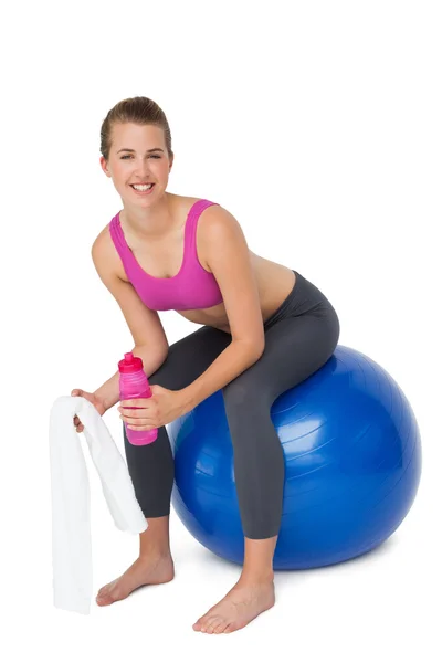 Retrato de uma mulher em forma sentada na bola de exercício — Fotografia de Stock