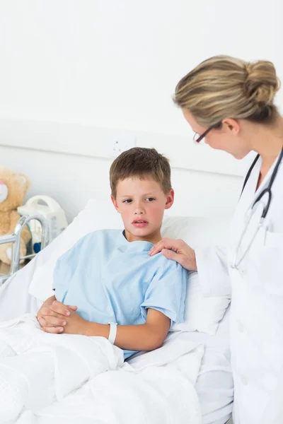 Läkare tröstande liten pojke — Stockfoto
