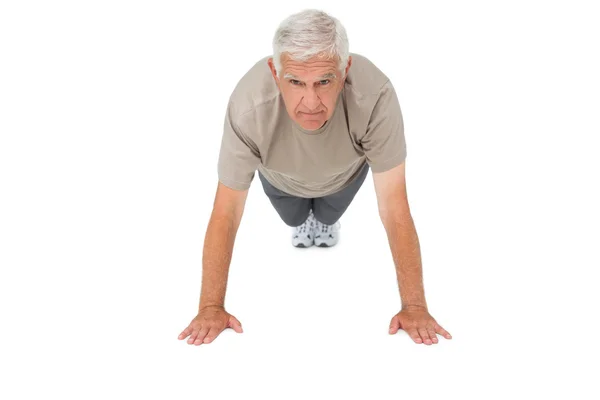 Senior man doet push ups — Stockfoto