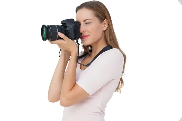 Jonge vrouw met camera — Stockfoto